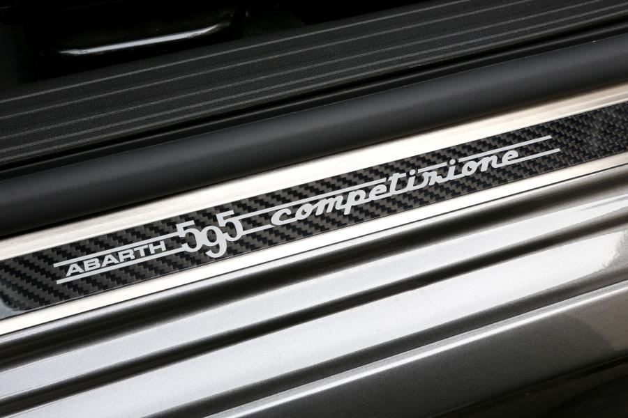 Детали интерьера Abarth 595 Competizione 2012 года  (фото 38 из 47)